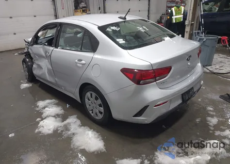 2021 Kia Rio S z USA, uszkodzony, nr VIN 3KPA24AD4ME386457
